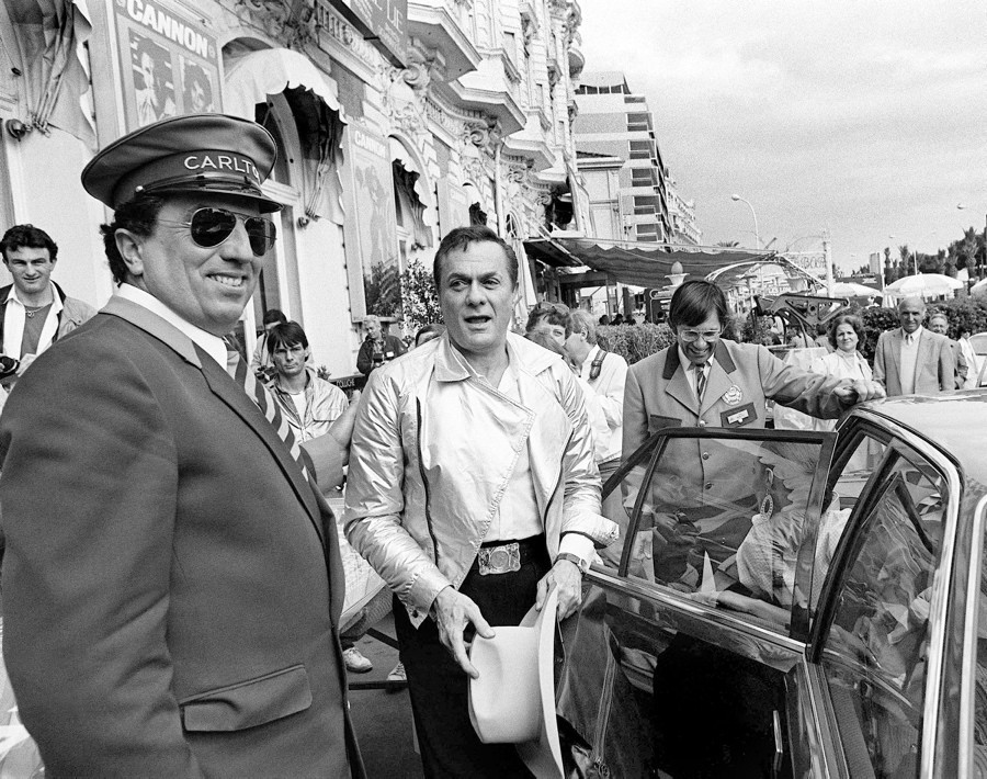 Tony Curtis arrived at Cannes in 1985 in style. He's seen next to the picturesque Carlton Intercontinental Hotel.